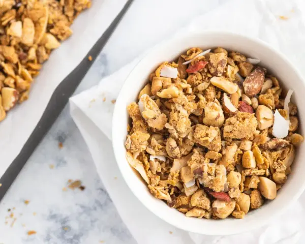 Knuspriges Granola mit Nüssen und Kokoschips, perfekt für ein gesundes Frühstück. Dieses Granola Rezept ist einfach und lecker.