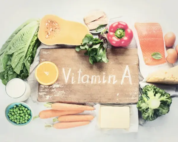 En samling livsmedel rika på vitamin A, som morötter, spenat och lax. Dessa livsmedel kan bidra till hudens hälsa och syn, liknande effekterna av vitamin A retinol.
