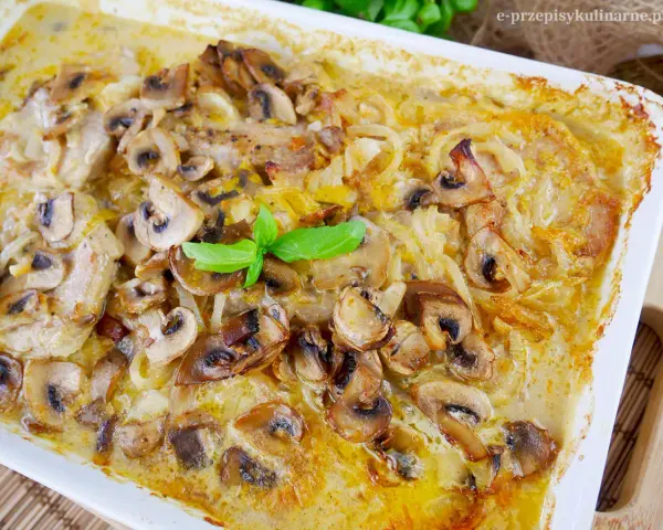 Pyszny schab z pieczarkami w kremowym sosie, zapieczony w naczyniu. Aromatyczne danie, które zachwyci każdego smakosza.