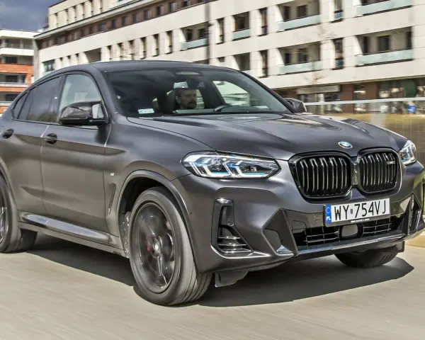 Szary BMW X4 w ruchu miejskim. Sprawdź aktualną bmw x4 cena i wybierz swój wymarzony model.