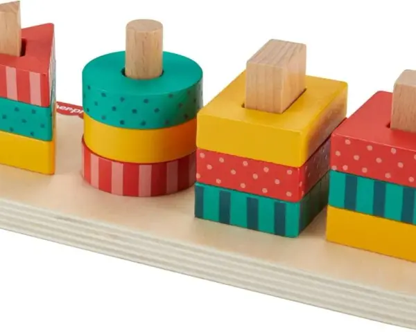 Kolorowe klocki Fisher Price w kształcie trójkąta, walca i kwadratów na drewnianej podstawie.