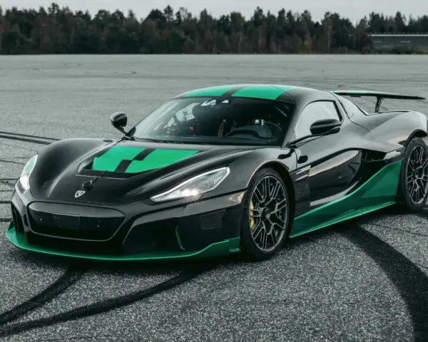 Czarny hipersamochód Rimac Nevera z zielonymi akcentami na torze.