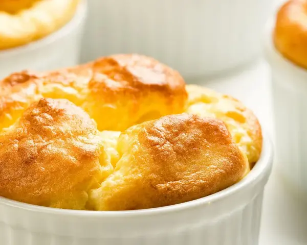 Soufflés au fromage dorés et gonflés, prêts à être dégustés.