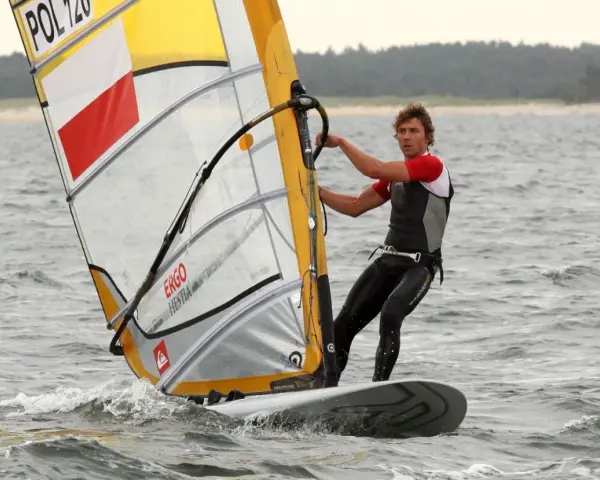 Windsurfing Mazury: Gdzie pływać, uczyć się i wypożyczyć sprzęt?