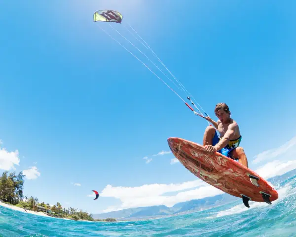 Jaki latawiec do kitesurfingu? Wybierz mądrze i pływaj bezpiecznie