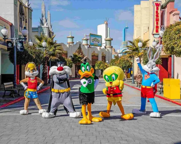 Personajes de Looney Tunes celebran la nueva atracción Warner. Bugs Bunny, Piolín, Silvestre, Lola Bunny y el Pato Lucas posan en la calle.