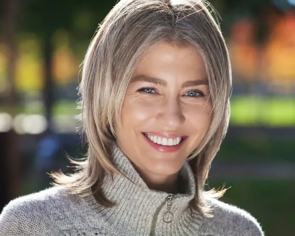 Graue Haare färben: Mein Expertentipp für ein natürliches Ergebnis