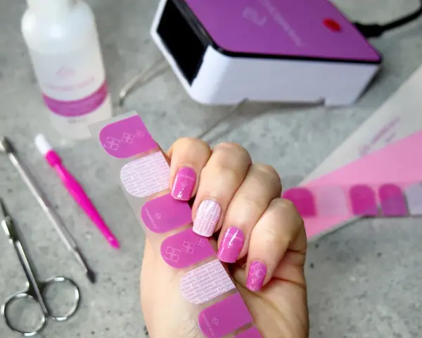 Jak przyklejać naklejki na paznokcie? Zestaw zawiera wszystko, czego potrzebujesz do pięknego manicure: naklejki, pilniczek, lampę UV i płyn.
