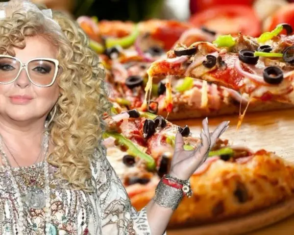 Magda Gessler prezentuje pyszną pizzę z ciągnącym się serem.
