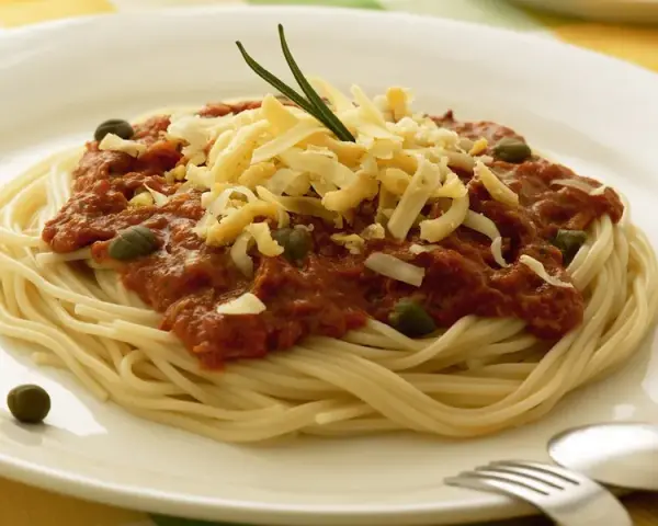 Spaghetti z tuńczykiem i kaparami: idealny obiad w 15 minut!
