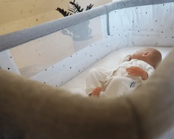 Bezpieczny materac dla noworodka: Lekarze obalają mity!