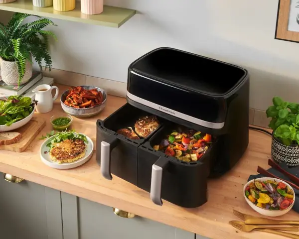 Dania z airfryer: chrupiące warzywa i kalafior na talerzu, obok frytki z batatów. Zdrowo i pysznie!