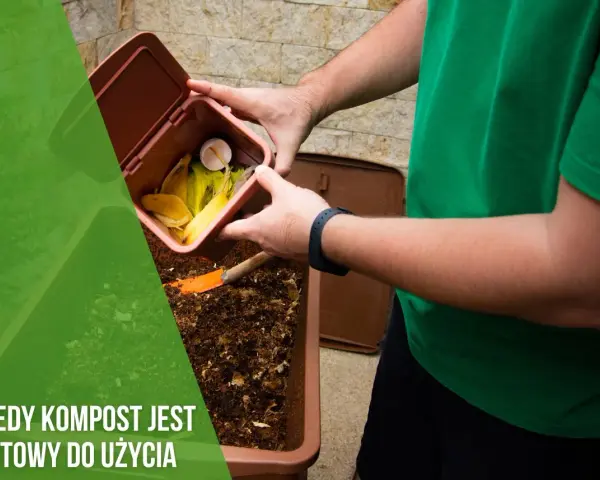 Mężczyzna dodaje resztki organiczne do kompostownika, tworząc cenną ziemię kompostową.