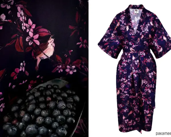 Granatowe kimono wiskoza z motywem ptaków i kwitnących gałązek. Wzór inspirowany naturą, jak świeże jagody i kwitnące drzewa.