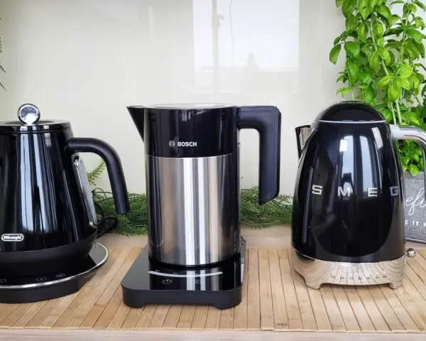 Trzy czarne czajniki: DeLonghi, Bosch i Smeg. Czy Sencor to za firma? Zobacz porównanie!