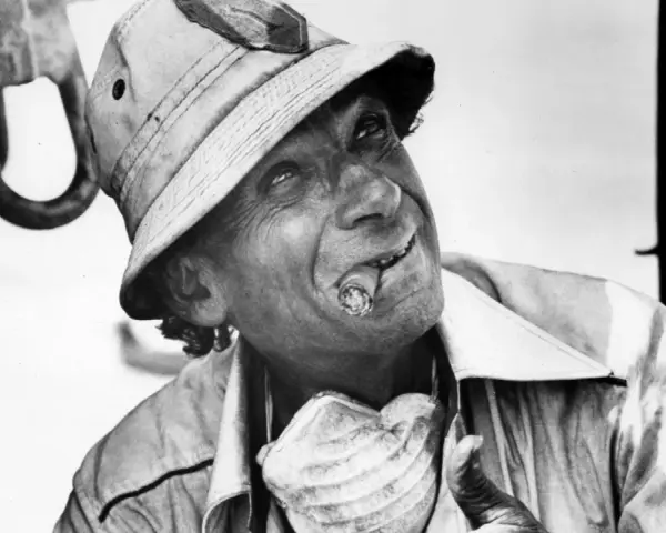 Un uomo con un sigaro in bocca e un cappello da esploratore, in un'immagine iconica di un film di Samuel Fuller.