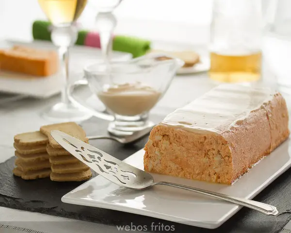 Un delicioso pastel de cabracho, servido con tostadas y salsa, listo para disfrutar.