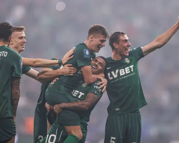 Piłkarze w zielonych strojach świętują bramkę. Czy to będzie decydujący gol w Ekstraklasie na jakim programie?