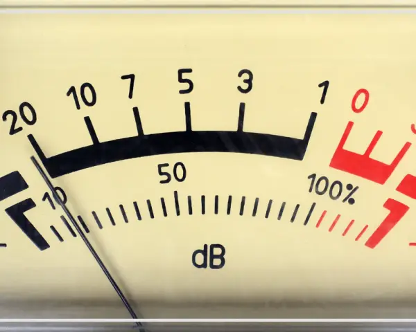 Cadran d'un appareil de mesure decibel, avec une aiguille indiquant une valeur entre 10 et 20.