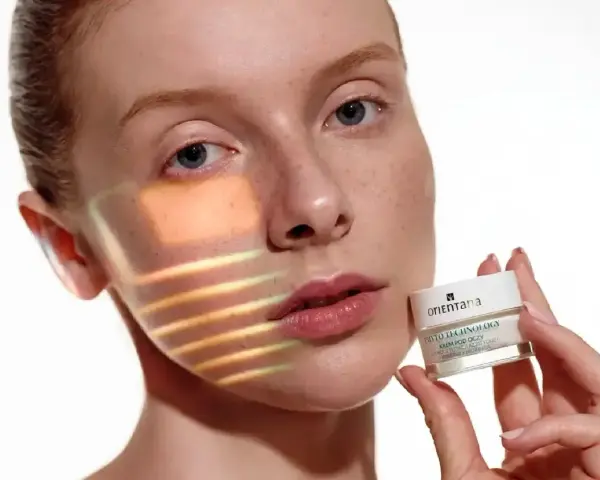 Krem pod oczy z retinolem i moringą. Dowiedz się, z czym łączyć retinol, by uzyskać najlepsze efekty.