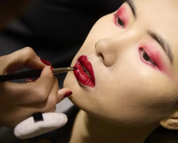 Labbra rosse intense e un trucco audace sugli occhi creano un look da sirena.