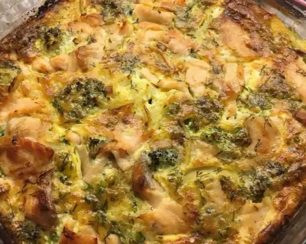 En gyllene laxpudding med broccoli och dill, redo att serveras. Ett perfekt laxpudding recept för middagen.