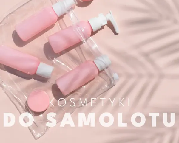 Różowe kosmetyczki podróżne w przezroczystej kosmetyczce. Czy można wziac dezodorant w sprayu do samolotu? Tak, jeśli jest w małej buteleczce.