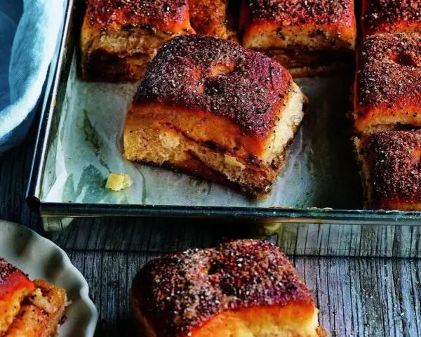 Nybakade gifflar med kanel och socker, redo att avnjutas. Ett enkelt gifflar recept för hembakning.