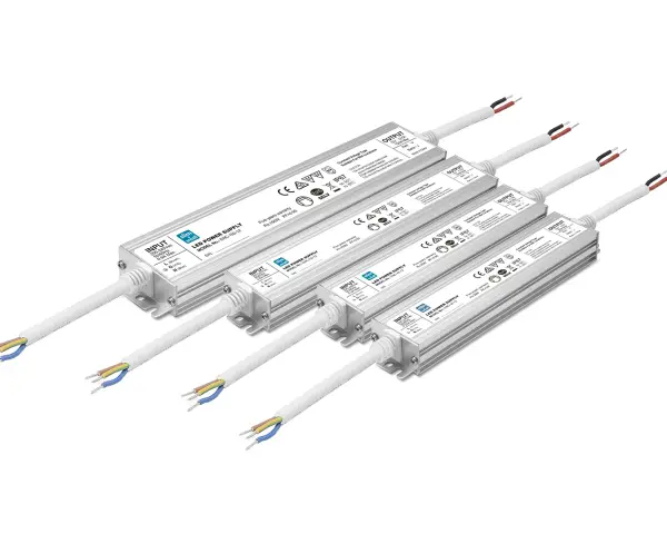 Zasilacze LED w różnych rozmiarach, pomocne przy pytaniu jak dobrać transformator do LED.