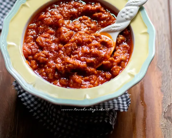 Un invitante ragù di salsiccia in una ciotola, pronto per condire la pasta.