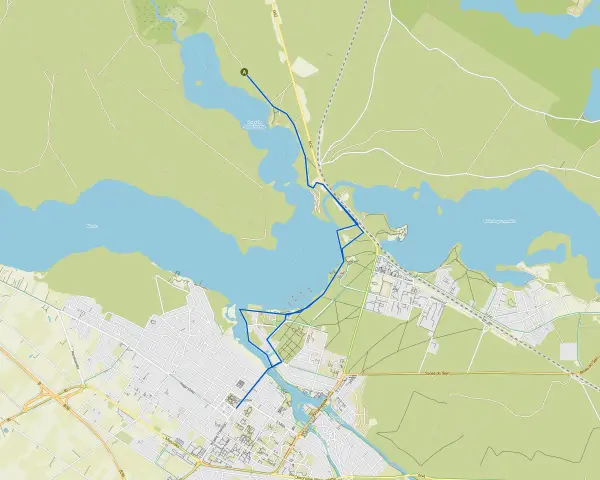 Mapa z zaznaczonymi trasami rowerowymi w Augustowie, prowadzącymi wzdłuż jezior i przez miasto.