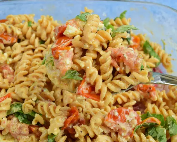 Szybka kolacja z niczego: makaron fusilli z pomidorkami, fetą i bazylią w kremowym sosie.