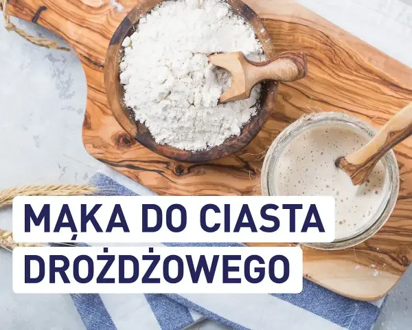 Mąka do ciasta drożdżowego: biała mąka w drewnianej misce i zakwas w słoiku, gotowe do pieczenia.