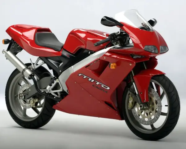 Czerwony motocykl Cagiva Mito, idealny na kategorię B prawa jazdy. Sportowy wygląd i zwinność.