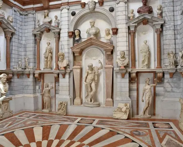 Un'antica collezione di sculture classiche, un tesoro da scoprire nei musei gratis di Venezia.