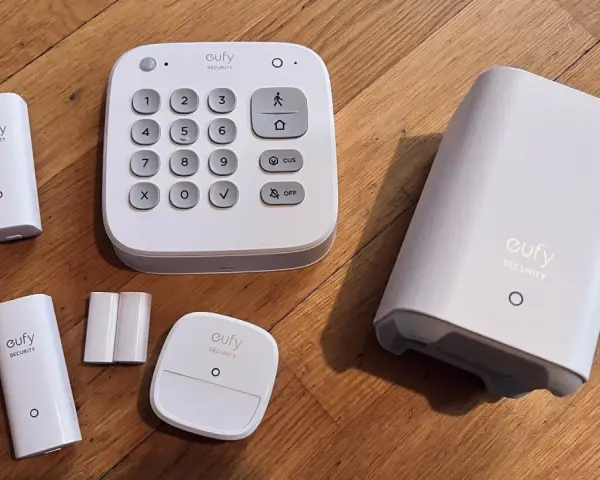 Ett eufy larm test med en kontrollpanel, två dörr-/fönstersensorer och en basstation.