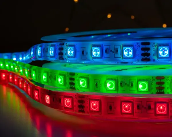 Taśmy LED RGB w kolorach czerwonym, zielonym i niebieskim, pokazujące, jak łączyć taśmy LED RGB.