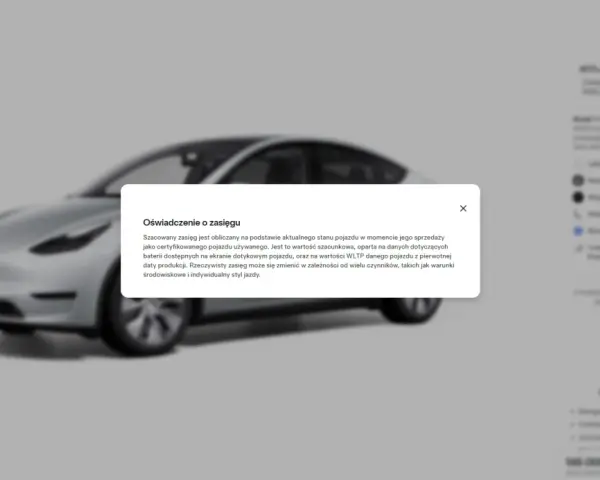 Szary Tesla Model Y z informacją o szacowanym zasięgu baterii. Dowiedz się, ile wytrzymuje bateria w Tesli, zależnie od warunków i stylu jazdy.
