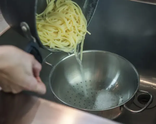 Gotowy makaron z garnka trafia na durszlak. Zastanawiasz się, czy można zamrozić makaron? Tak, można!