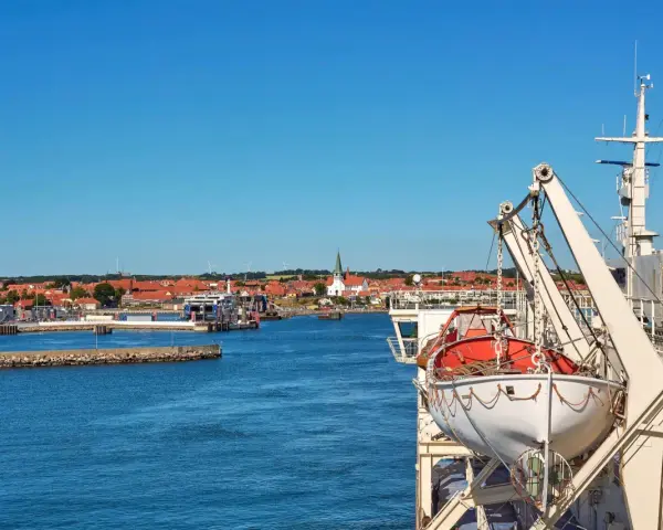 Widok z promu na port i miasteczko na Bornholmie. Planujesz bornholm rejsy z polski?