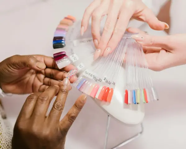 Perfekcyjny french manicure w domu? Poznaj sekrety i trendy!