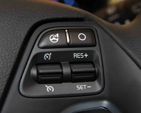 Przyciski na kierownicy: włączanie podgrzewania, wyłączanie, RES+, SET-. Ułatwiają jazdę z **cruise control**.