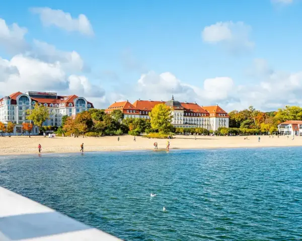 Piękna plaża i zabytkowe budynki nad morzem. Idealne miejsce, gdzie na wakacje w październiku, gdy jesienne liście mienią się kolorami.