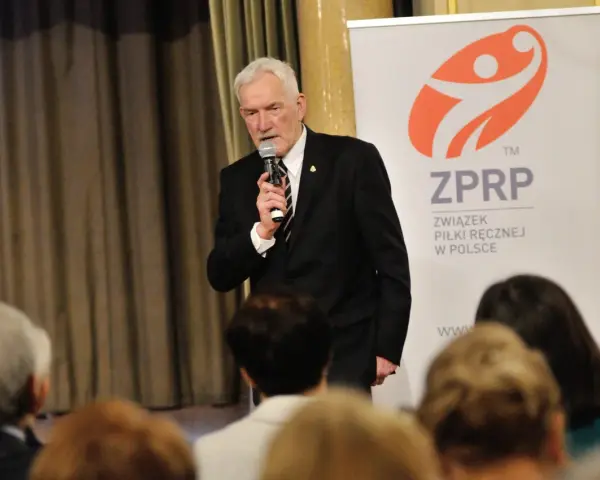Zygfryd Kuchta przemawia do publiczności na tle banera ZPRP.