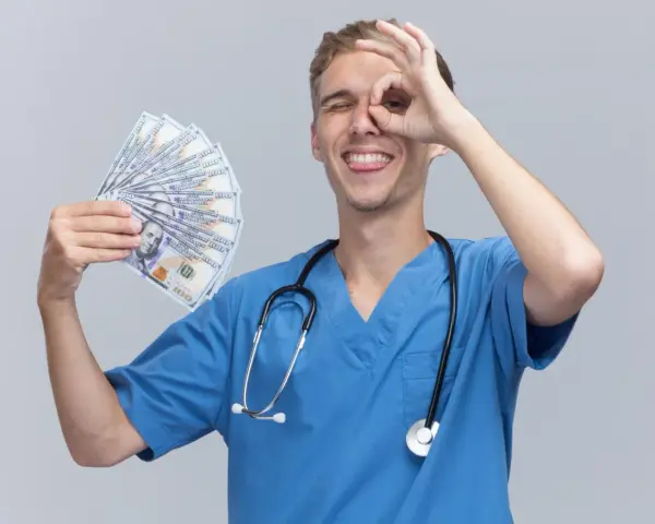 Giovane oss con stetoscopio e banconote in mano, fa un gesto con l'occhio, mostrando soddisfazione per il suo oss lavoro.