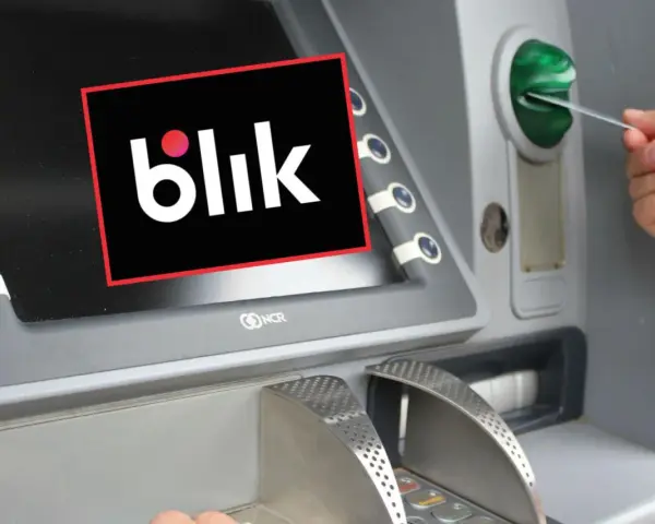 Logo Blik na ekranie bankomatu, obok wkładana jest karta.
