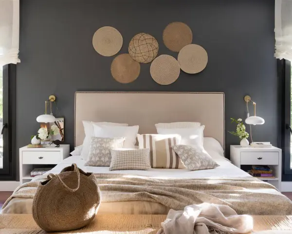 Cabecero con cojines: ideas de estilo natural con texturas y patrones variados para un dormitorio acogedor.