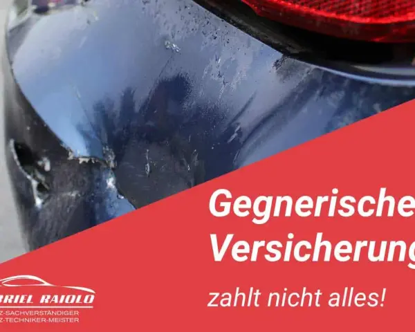 Beschädigter blauer Kotflügel. Die gegnerische Versicherung zahlt nicht alles! Logo von Gabriel Raiolo, Kfz-Sachverständiger.