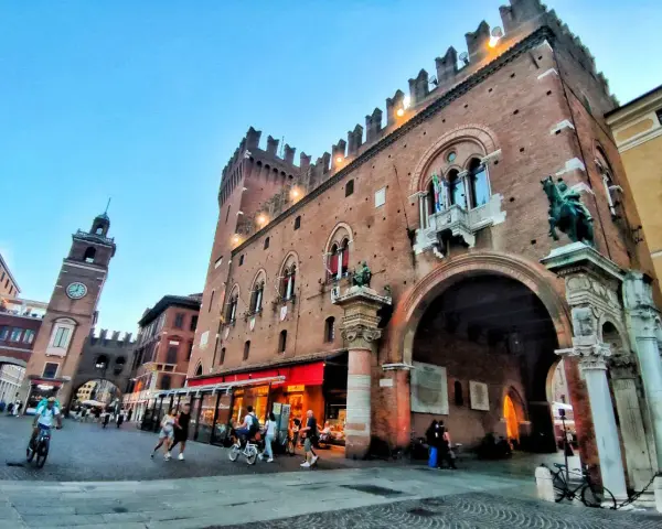 Piazza Castello a Ferrara, con il Palazzo Comunale e la Torre Civica. Un luogo perfetto per scoprire cosa vedere a Ferrara gratis, passeggiando tra storia e vita cittadina.