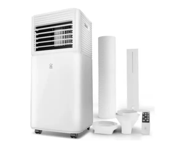 Un climatizador evaporativo blanco con accesorios: tubo, adaptador y mando a distancia.